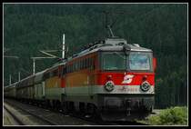1142er Tandem angef�hrt von 1142 683 am 11.6.2006 mit einem Kohlezug bei der Talfahrt der Semmering S�drampe kurz vor M�rzzuschlag.