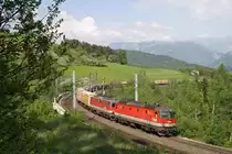 1144.110+1142 mit G-54703 am Abfaltersbachgraben-Viadukt kurz vor Eichberg am 1.5.14
