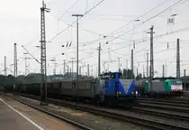 V104  Sally  von der Rurtalbahn steht in Aachen-West mit einem Bleizug aus Antwerpen-Lillo(B) nach Stolberg-Hammer und wartet auf die Abfahrt nach Stolberg-Hbf(Rheinland).
Und die Cobra 2807 steht in Aachen-West und wartet auf die Abfahrt nach Belgien mit einem langen gemschten Güterzug aus Köln-Gremberg nach Antwerpen-Noord(B).
Aufgenommen vom Bahnsteig in Aachen-West bei Sonne und Gewitterwolken am Nachmittag vom 25.4.2014. 