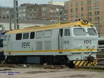 Diesel-Lok 1401 am 09.05.2003 auf einen Abstellgleis vor dem Bahnhof Santander bzw. neben dem Betriebswerk f�r Triebz�ge. Diese Lok hat gro�e �hnlichkeit zu den Baureihen 215/218 der DB, allerdings ist es eine Schmalspur-Lok.