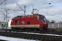 Die niedrige Reihennummer zeigt an, dass es sich noch um eine moderne neue Fahrzeugreihe handelt. Siemens Elektrolok DC 3-004 im Gleisvorfeld des Hauptbahnhof Kiew am 16.2.2008.