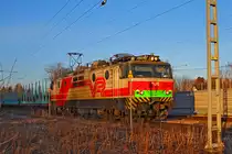 E-Lok SR1 3081 durchfährt den Bahnhof Koria mil leerem Holzzug.Das Foto entstand am 10.4.2014