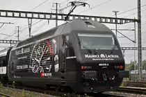 Re 460 076-3 mit der Maurice Lacriox Werbung durchfährt den Bahnhof Muttenz.
