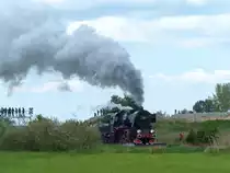 Die Dampflokparade in Wolsztyn 2014: Ty42 24 passiert die abermals zahlreich erschienenen Dampfloksfans. Aus Deutschland war diesmal erstmals kein Zug und keine Lok dabei, genauere Gründe konnte ich nicht in Erfahrung bringen. 3.5.2014, Wolsztyn