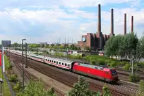101 004-0 beschleunigt am 30.04.2014 mit dem IC 2010 von Tübingen nach Berlin Südkreuz aus Wolfsburg Hbf. Im Hintergrund sieht man die vier markanten Türme von dem VW-Werk.