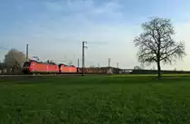 185 112-7 und 185 127-8 mit einem Tonerdezug von Domodossola nach Limburg (Lahn) am fr�hen Abend des 29.03.14 s�dlich von Auggen.