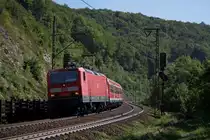 Am 7.9.12 zog 143 140 eine n-Wagen Garnitur über die KBS750. 
Wie man am ersten Wagen hinter der Lok erkennen kann, bestand auch zu diesem Zeitpunkt ein reger Wagenmangel. So konnte in dieser Garnitur einer von vielen Mietwagen aus anderen Bundesländern in Empfang genommen werden. 
Dieser Wagen war einer der wenigen Wagen, welcher noch das fast Originale Innendesign behalten hat, in dem u.a. die erste Klasse Abteile noch nicht Modernisiert wurden. 
Bekannt unter dem Namen  Design Hannover Blau .  
Aufgenommen bei Geislingen an der Steige. 
