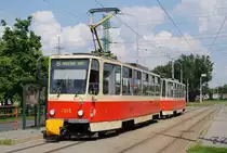 T6A5 7915 + 7916 warten in der Endstelle Ruzinov - Astronomicka auf die Abfahrt in Richtung Stadtzentrum. (02.05.2014)