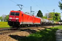 Die 185 207-8 der DB in Doppeltraktion mit einer Schwestermaschine vor einem Kesselwagenzug bei Übersee am Chiemsee am 05.05.14 