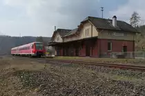 IRE 3255 von Stuttgart nach Aulendorf f�hrt am 06.04.2014 am Geb�ude des ehemaligen Bahnhofs von Inzigkofen vorbei.