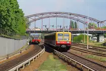 Vom S-Bahnhof Berlin Hermannstraße am 26.04.2014 Richtung Osten geschaut.
Die BR 480 als S 45 nach Berlin Südkreuz bei der Einfahrt und die BR 485-885 auf der S 47 nach Berlin-Spindlersfeld.