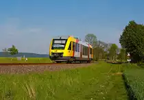 
Obwohl schon in den HLB Farben, und nicht mehr grün-weiß, so fährt er noch als VT 209 Abp (95 80 0640 109-4 D-VCT) der vectus Verkehrsgesellschaft mbH. Hier ist er am 05.05.2013 zwischen Hachenburg und Ingelbach, auf der KBS 461  Oberwesterwaldbahn , er fährt die Verbindung Limburg(Lahn) - Westerburg - Hachenburg - Altenkirchen - Au (Sieg) als RB 28   Oberwesterwald-Bahn . 

Einen lieben Gruß an den freundlichen Tf retour. 

Der Alstom Coradia LINT 27 wurde 2004 von Alstom  (vormals Linke-Hofmann-Busch GmbH (LHB)) in Salzgitter unter der Fabriknummer 1187-009 gebaut.