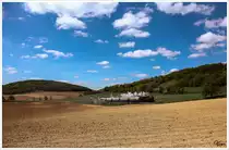 77.28 dampft mit einer sehr schönen Garnitur, von Wien Praterstern nach Ernstbrunn, zum Oldtimertreffen auf Strasse & Schiene. 
Wetzleinsdorf 4.5.2014