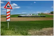 Achtung unbeschrankter Bahnübergang - ÖGEG 77.28 auf dem Weg von Garnitur Wien Praterstern nach Ernstbrunn, zum 7.Oldtimertreffen auf Strasse & Schiene. 
Naglern 4.5.2014