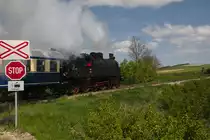 Die 77.28 ist flotter Fahrt in Richtung Ernstbrunn unterwegs. Entstanden ist der Nachschuss zwischen Wetzleinsdorf und Naglern mit der Landesstrasse L28. (04.05.2014)