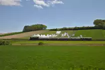 Der Sonderzug zum Oldtimertreffen, bespannt mit der 77.28 auf der langen Geraden zwischen Wetzleinsdorf und Naglern. (04.05.2014)