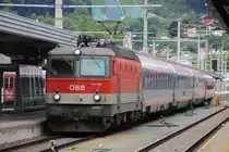 1144 228 wartet hier mit ihrem Intercity 515 nach Graz Hbf im Innsbrucker Hauptbahnof auf die Abfahrt
2.Mai 2014