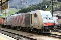 186 283 wartet im Bahnhof Brenner/Brennero mit ihrem Schrottzug auf die Abfahrt gen Italien
2.Mai 2014