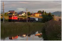 Im letzten Licht des Tages bringt die 1245.518 der ÖGEG einen Überstellzug von Selzthal nach Timelkam.
12.8.2012