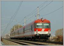 IC 559 von Wien nach Graz, aufgenommen kurz nach Gumpoldskirchen vor dem  Busserltunnel  am 1.11.2005.