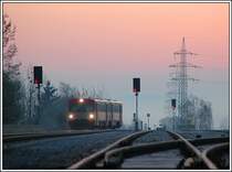 Regionalzug R 8501 von Graz nach Wies-Eibiswald bei der Einfahrt in Deutschlandsberg kurz vor Sonnenaufgang am 7.4.2006.