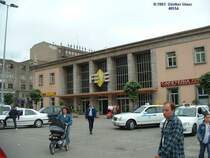 Stationsgeb�ude des Bahnhofs Santander am 09.05.2003, rechts daneben au�erhalb des Bildes ist der Bahnhof der spanischen Staatsbahn RENFE,
von hier f�hrt nur eine Strecke in's Landesinnere, Richtung Madrid.