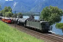 SBB:  75 Jahre Doppelpfeil Churchill RAe 4/8 1021 . Zu diesem besonderen Anlass stand der Paradezug der SBB in der Jubiläumswoche vom 5. bis 9. Mai 2014 im Zürich HB am Gleis 51 als  Chrchill -Zigarren-Longue. Die Aufnahme ist am 5. August 2008 anlässlich einer Sonderfahrt bei der Begegnung mit der Re 6/6  11663 EGLISAU  bei Veytaux-Chillon entstanden.
Foto: Walter Ruetsch