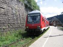 AM 15.8.06 steht der doopelst�ckige RB mit Schublok BR 143 350-7 zur Abfahrt in Seebrugg bereit