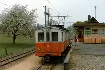 ASm/BTI: Unkrautvertilgungszüge gehörten zum Frühlung wie die Schneeräumung zum Winter. BTI BDe 4/4 13 ex SZB BDe 4/4 13 (1924) mit dem Unkrautvertilgungszug auf der Fahrt nach Ins. Die Aufnahme ist am 4. Mai 1989 bei Brüttelen entstanden. Für diese eher minderwertige Aufgabe standen bei den meisten Bahnen ältere Triebwagen oder auch Diesellokomotiven im Einsatz, da auch nicht elektrifizierte Geleiseanlagen abgefahren wurden. Wegen strengeren Vorschriften sind Züge solcher Art aus dem Bahnverkehr verschwunden.
Foto: Walter Ruetsch 