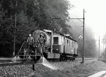 ASm/BTI: Unkrautvertilgungszüge gehörten zum Frühlung wie die Schneeräumung zum Winter. BTI BDe 4/4 13 ex SZB BDe 4/4 13 (1924) mit dem Unkrautvertilgungszug auf der Fahrt nach Ins. Die Aufnahme ist am 4. Mai 1989 bei Lüscherz entstanden. Für diese eher minderwertige Aufgabe standen bei den meisten Bahnen ältere Triebwagen oder auch Diesellokomotiven im Einsatz, da auch nicht elektrifizierte Geleiseanlagen abgefahren wurden. Wegen strengeren Vorschriften sind Züge solcher Art aus dem Bahnverkehr verschwunden.
Foto: Walter Ruetsch 