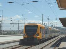 Triebzug BR 3400 verl��t am 06.05.2003 den Bahnhof Porto Campanha zum Stadtbahnhof Porto Sao Bento.