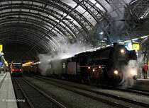 03 2204 kam am 2.12.2006 anl�sslich des Dresdner Striezelmarktes mit dem Sonderzug des Lausitzer Dampflokclub (LDC) nach Dresden. Am Abend steht der Zug abfahrbereit zur R�ckfahrt nach Cottbus in DD Hbf., Gleis 17; auf Gleis 18 h�lt die S-Bahn nach Bad Schandau.
