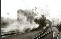 CSD - Die wundersch�ne und imposante BR 498.005 f�hrt mit einem schweren Expresszug ab - Prag - 05/1968 (Foto : J.J. Barbieux)