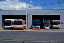 tpg: Die verschiedenen Generationen der tpg-Trolleybusflotte vereint am 11. Mai 2014 vor dem Depot de la Jonction (737 Hess, 670 Saurer, 707 Swiss Trolley, 1601 VANHOOL und 684 NAW). Zur Zeit werden die Fahrzeuge von Saurer und NAW vollständig durch strassenbahnähnliche Fahrzeuge der Marke VANHOOL ersetzt. Da Trolleybusse in der Schweiz dem Eisenbahngesetz unterstehen, wurde diese Aufnahme bei den Bahnen aufgeführt.
Foto: Walter Ruetsch