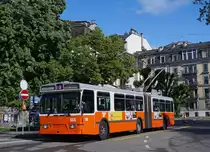 tpg: Trolleybus 666 der Marke Saurer noch mit dem alten Anstrich versehen auf der Linie 3 im Sondereinsatz am 11. Mai 2014. Da Trolleybusse in der Schweiz dem Eisenbahngesetz unterstehen, wurde diese Aufnahme bei den Bahnen aufgeführt.
Foto: Walter Ruetsch
