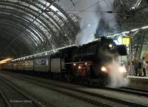 03 2204 mit dem Sonderzug des Lausitzer Dampflokclub (LDC) weilte anl�sslich des Dresdner Striezelmarktes in Dresden und steht am Abend des 02.12.2006 im Hauptbahnhof zur R�ckfahrt nach Cottbus.