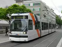 Der Wagen 5647 der RNV läuft seit einiger Zeit in neuer, vom bisherigen Farbschema abweichender Lackierung. Ob es sich dabei um ein Einzelstück handelt oder ob man zukünftig den bisher im unteren Bereich umlaufenden blauen Streifen aus Kostengründen einspart, weiß ich (noch) nicht. Fotografiert an der Haltestelle  Rathaus/Reiss-Museum  in Mannheim am 08.05.2014 um ca. 17:30 Uhr. 