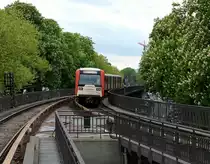 Ausfahrender Zug der Hamburger U-Bahnlinie 3 aus der Haltestelle  Eppendorfer Baum  Richtung  Hoheluftbrücke . 11.5.2014