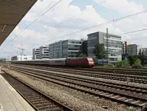 101 128 mit einer ex.Metropolitangarnitur unterwegs in Richtung Augsburg?
Das ganze am warmen 10.Juli 2013 bei der Durchfahrt durch München-Laim