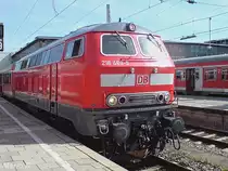Am 21. September 2012 sonnt sich 218 469 im Starnberger Flügelbahnhof zusammen mit ihrem RE. Aufgenommen mit dem Handy.