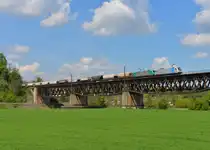 185 672 + 185 607 mit einem Getreidezug am 23.04.2014 auf der Mariaorter Brücke bei Regensburg-Prüfening.