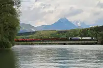 185 665 + 662 mit einem Stahlzug am 2. Mai 2014 in Langkampfen.