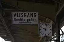 Ausgang, bitte Rechts gehen, ist am 11.05.2014 nett gemeint, aber eher unnötig, um 10:01 Uhr ist der Fotograf der einzige auf dem Bahnsteig.