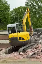 Was soll das für ein Bahnbild sein? Wird sich mancher fragen. 
Aber was dieser Bagger da in Stücke schlägt, ist die Bahnsteigüberdachung des Mittelbahnsteiges vom Bahnhof Korschenbroich......gewesen. Von Samstagabend bis heute am frühen Morgen des 12.5.2014 fanden die Bauarbeiten statt. 
