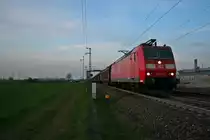 185 110-4 mit einem gemischten G�terzug gen S�den am Abend des 29.03.14 in Auggen.