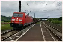 185 320-9 mit einen leeren Autozug am 08.05.14 in Retzbach-Zellingen.