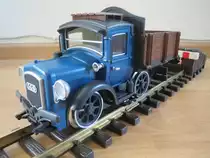 LGB 24680. Der Schienenlastkraftwagen wurde von LGB wohl so gestaltet, dass er aufgrund der Ähnlichkeiten zum Ford-Modell AA wie auch zum Horch Typ 25 in verschiedenen Lackierungen auf dem europäischen wie amerikanischen Markt vermarktbar erscheint. Bei dem Mischmasch ist besonders der (deutlich zu kleine) Maßstab gegenüber sonstigen LGB-Loks auffällig und natürlich nervt auch das  LGB  auf dem Kühler, dass Lehmann leider nicht lassen kann...
(Tags: Draisine, Schienen-LKW; ähnlich: 20680, 21680, 22680, 23680)