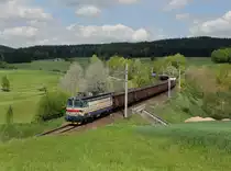 Die 340 049 mit einem Güterzug am 10.05.2014 unterwegs bei Hörschlag.