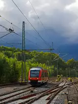 
Das Wetter war heute sehr wechselhaft.......

Der Dieseltriebwagen 640 015 ein Alstom Coradia LINT 27 der DreiLänderBahn als RB 95  Sieg-Dill-Bahn  Au/Sieg - Siegen  -Dillenburg am 11.05.2014 kurz vor der Einfahrt in den Bahnhof Betzdorf/Sieg. 