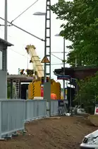 Leider kam man nicht näher an die Baustelle heran, wo gerade ein Schienenkran das letzte Bahnsteigdachstück angeschlagen bekommt. Im Vordergrund ist das Schutzgitter des neuen Seitenbahnsteigs zu erkennen. Sonntag den 11.5.2014